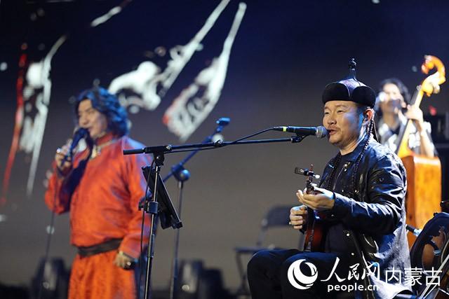 “唱响北疆”2024内蒙古民歌大会预热展演——安达组合专场音乐会在乌海市震撼上演(图2)