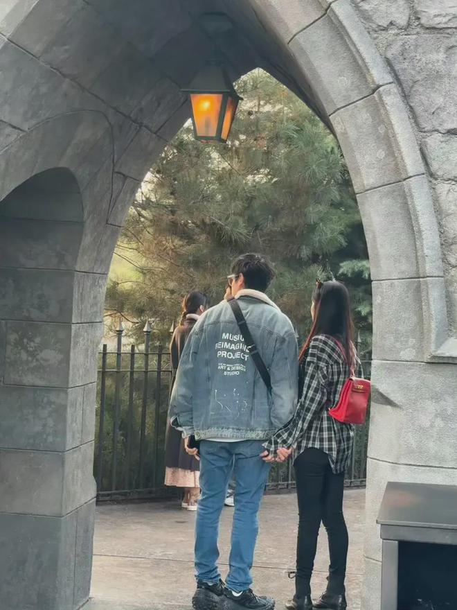陈乔恩和老公游环球影城Alan负责当摄影师给老婆拍照好努力(图2)