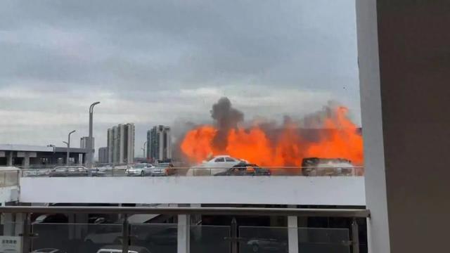 广东一餐厅外爆炸掀翻汽车？回应：系影视拍摄