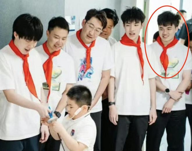 王楚钦林昀儒冲上热搜中国台北队一哥戴红领巾合唱我爱你中国(图3)