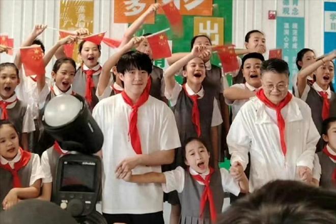 王楚钦林昀儒冲上热搜中国台北队一哥戴红领巾合唱我爱你中国