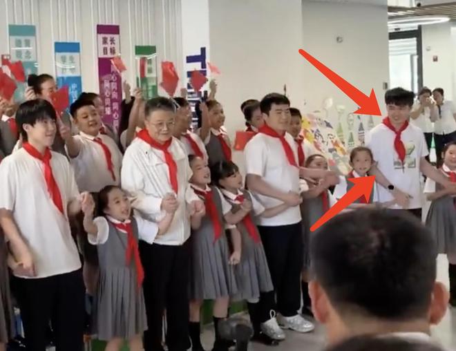 王楚钦林昀儒冲上热搜中国台北队一哥戴红领巾合唱我爱你中国(图4)